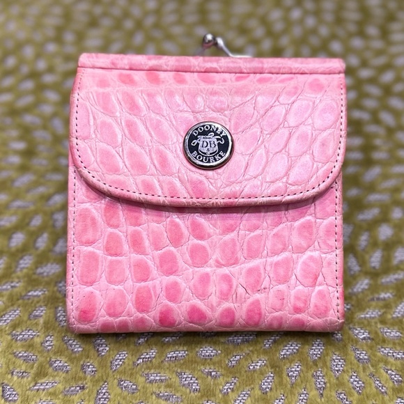 💖 Dooney & Bourke Pink Croc Credit Card Trifold Wallet Kiss Lock - Picture 1 of 9